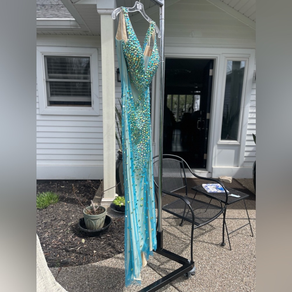 Special occasion dress 💁‍♀️🥂 - Picture 3 of 10